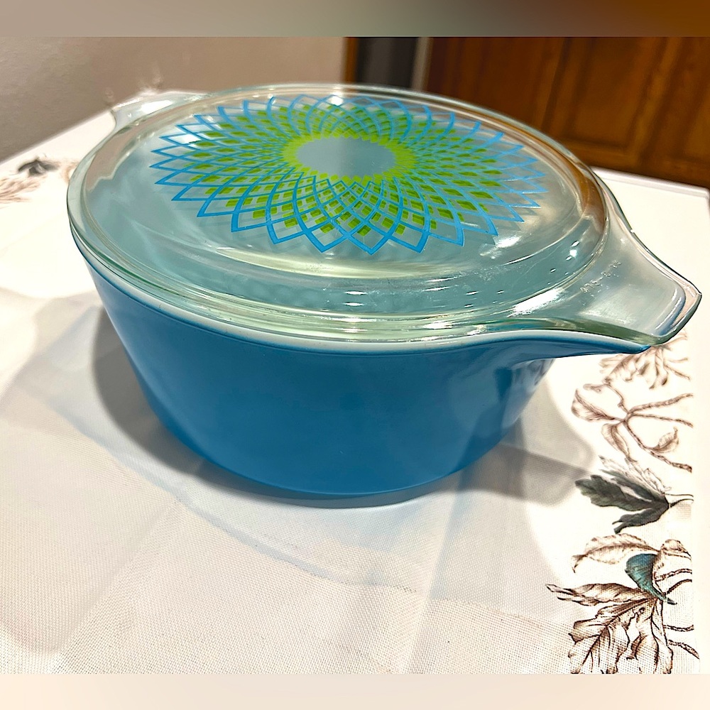 Vintage Pyrex Spirograph HTF in Great Condition with Lid
